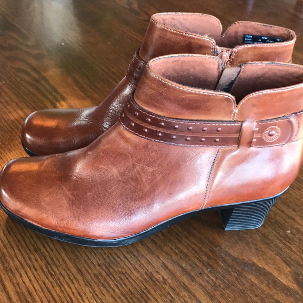 Clarks cognac brown leather stacked heel western detail booties 12 wide EUC